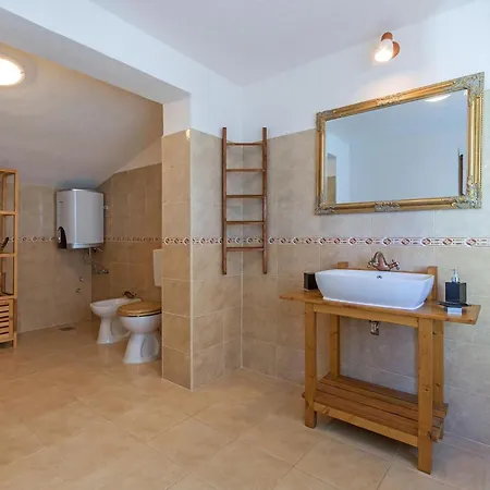 Lokvanj Holiday home Liznjan